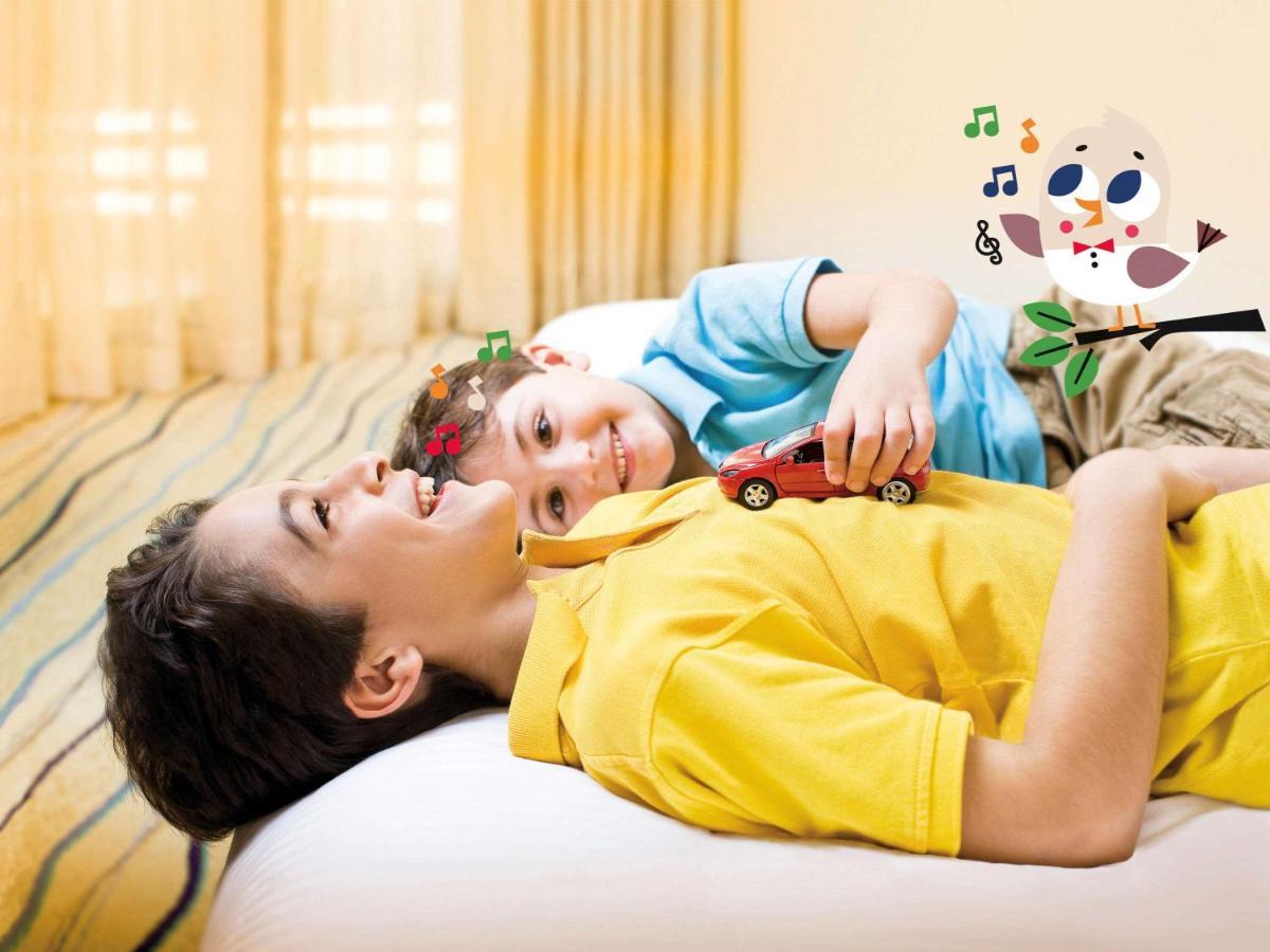 Moevenpick Villas & Residences Phú Quốc-sziget Kültér fotó A child with autism playing with a toy car