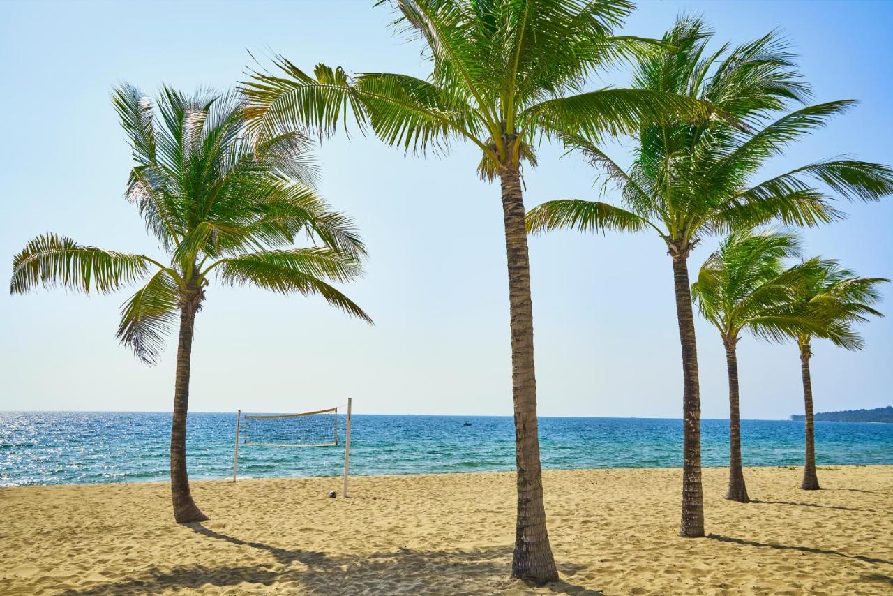 Moevenpick Villas & Residences Phú Quốc-sziget Kültér fotó Palm trees on the beach