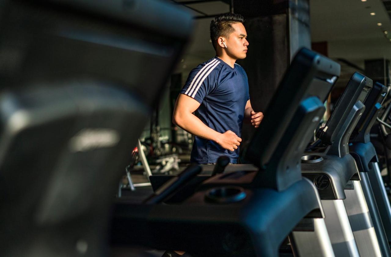 Moevenpick Villas & Residences Phú Quốc-sziget Kültér fotó A man running on a treadmill