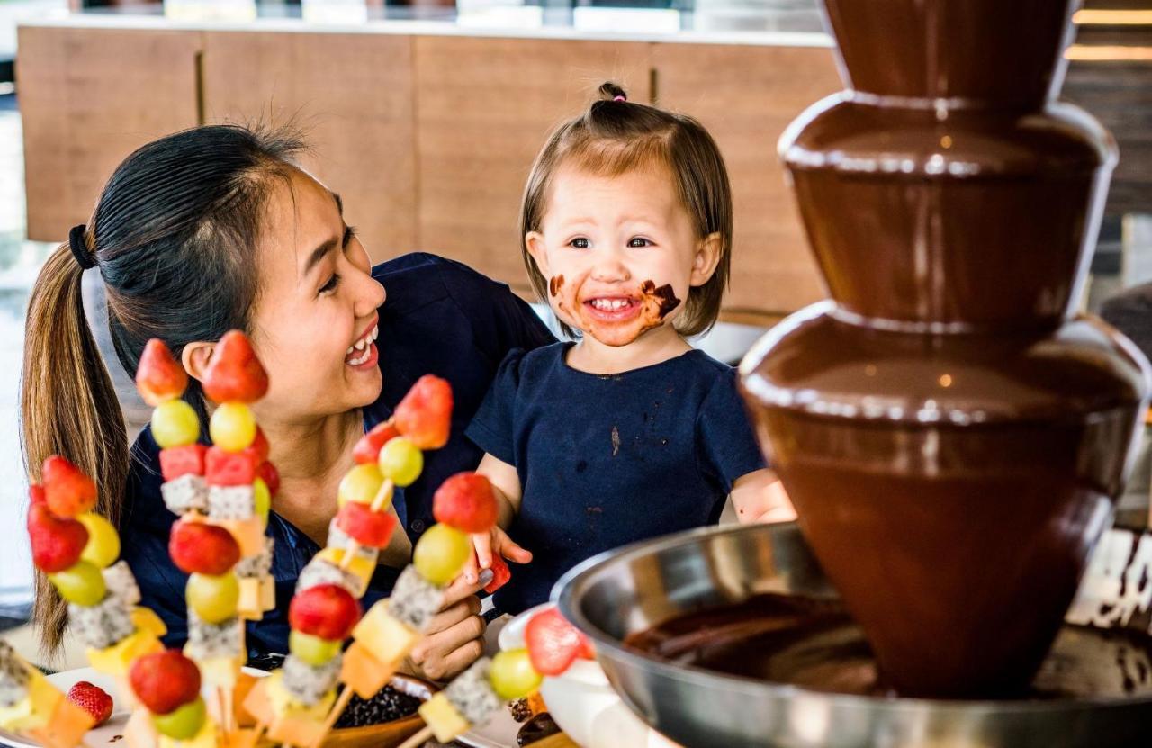 Moevenpick Villas & Residences Phú Quốc-sziget Kültér fotó A chocolate fountain